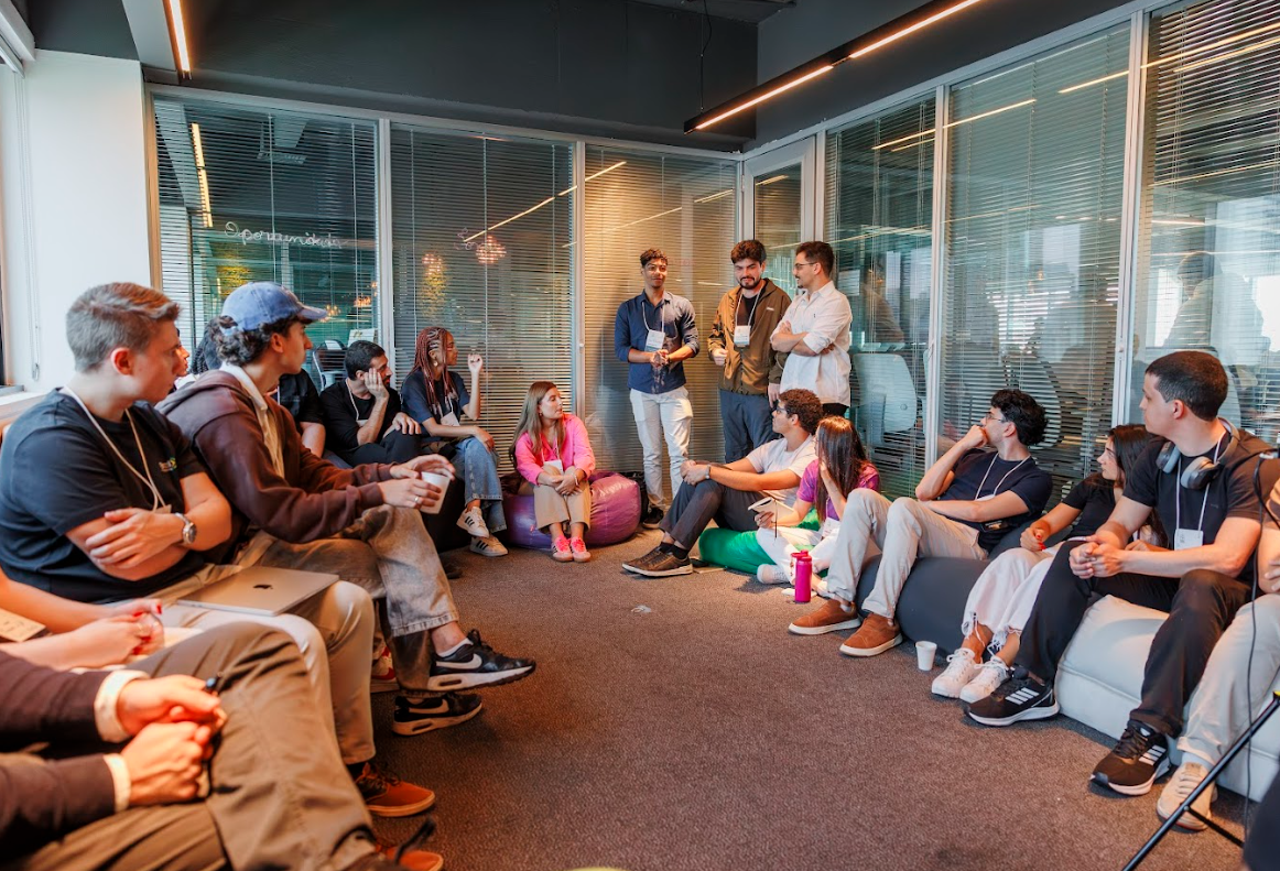 roda de conversa entre founders sentados em puffs
