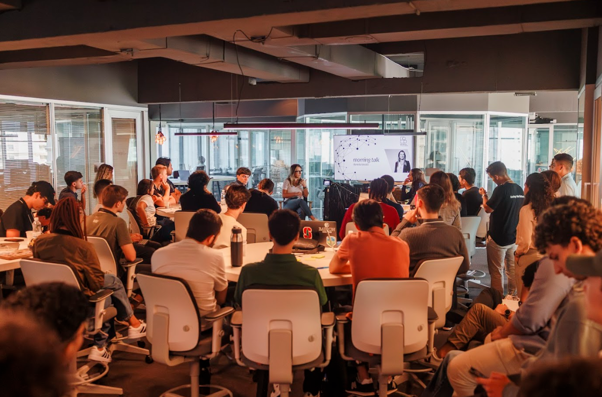 sessão de morning talk com founders e mentores em um espaço de trabalho